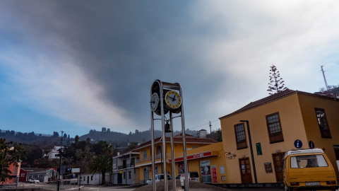 La ceniza emitida por el volcán de Cumbre Vieja alcanzó la pasada noche al municipio norteño de Puntagorda situado a más de 20 kilómetros del foco de la erupción.