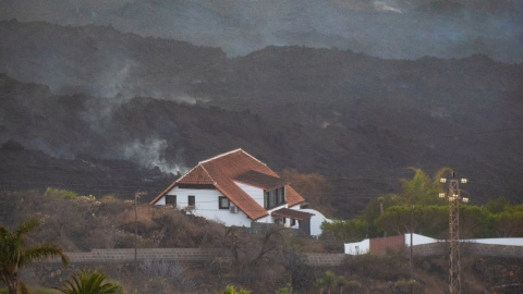 Las coladas del volcán continúan amenazando numerosas viviendas en su recorrido hacia la costa.