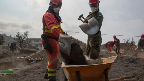 Efectivos de la UME y del Ejército de Tierra durante las tareas de limpieza de la ceniza residual por la erupción del volcán Cumbre Vieja.