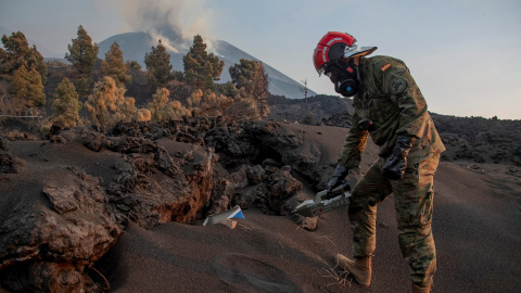 Miembros de la Unidad Militar de Emergencias (UME) y del Ejército de Tierra continúan este martes con las monitorizaciones de los gases en las zonas de exclusión en Santa Cruz de la Palma.