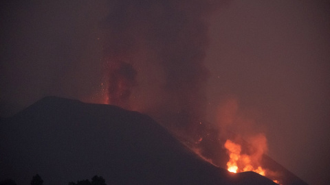 El volcán de Cumbre Vieja ha vuelto a reactivar su fase efusiva este domingo.