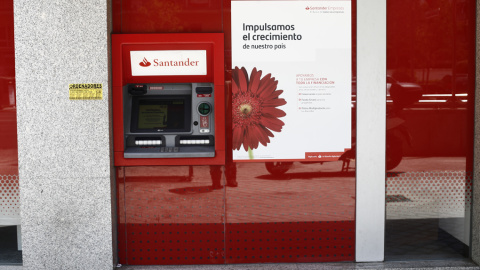 Un cajero del Banco Santander en una oficina en Madrid. E.P./Eduardo Parra