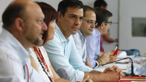 El secretario general del PSOE, Pedro Sánchez (3i), junto al secretario de Organización y Acción electoral, César Luena (2d), y el secretario de Acción Política y Ciudadana, Patxi López (d), la presidenta del partido, Micaela Navarro (2i), 