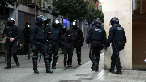 Agents dels Mossos davant el Banc Expropiat el 2016.