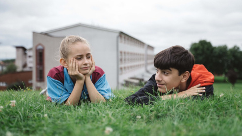 22/11/2023 - Los jóvenes actores Lola Campbell y Ali Uzun, en una secuencia de la película (Caramel Films)