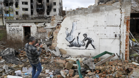 Un mural de Banksy que representa a un niño derribando a un hombre vestido de judo, en una pared de un edificio que fue destruido durante un bombardeo en Borodyanka, Ucrania, 13 de noviembre de 2022.