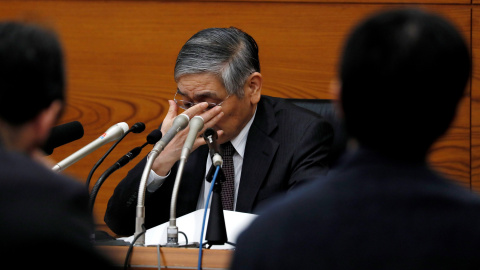 El gobernador del Banco Central de Japón, Haruhiko Kuroda, en una rueda de prensa en la sede de la entidad en Tokio (Japón). EFE/ Kimimasa Mayama