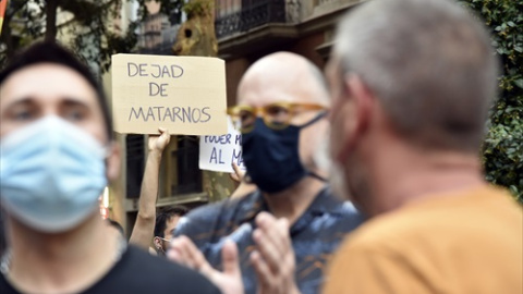 Asistentes durante una manifestación para condenar el asesinato de Samuel Luiz en A Coruña debido a una paliza, a 5 de julio de 2021, en Barcelona, Cataluña.