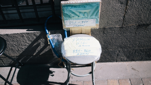 Carteles y taburetes guardan cola en Jesús de Medinaceli. / TONI JULIÁ