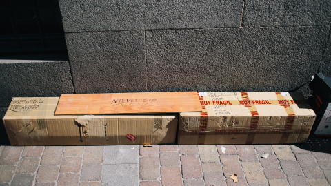 Carteles y taburetes guardan cola en Jesús de Medinaceli. / TONI JULIÁ