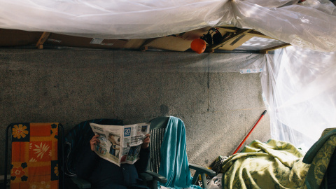 Carpa de plástico bajo la que se guarecen los primeros devotos del Cristo de Medinaceli. / FOTOS: TONI JULIÁ