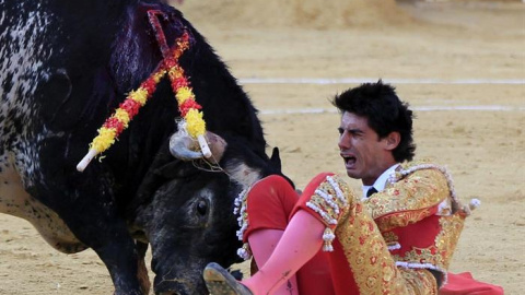 El torero segoviano de 29 años Víctor Barrio en el momento de sufrir una grave cogida en el tercer toro de la tarde, a consecuencia de la que ha fallecido este sábado en la plaza de Teruel. EFE/Antonio García