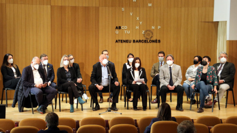 Els candidats i les candidates de la llista liderada per Gonçal Oliveros i Anna Boza a l'ICAB, asseguts a l'escenari de l'Ateneu Barcelonès durant la presentació de la candidatura.