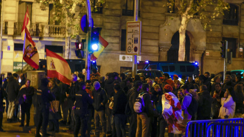 Manifestación contra la amnistía y contra el Gobierno de Pedro Sánchez, frente a la sede del PSOE en la madrileña calle de Ferraz, a 22 de noviembre de 2023.