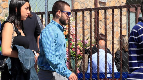 El hijo de Blanca Fernández Ochoa, David Fresneda, a su llegada a la capilla ardiente de la fallecida medallista olímpica, instalada en el tanatorio de Cercedilla en Madrid, este sábado.- EFE/ Fernando Alvarado