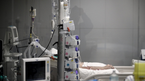 Mano de un enfermo con vía subcutánea en una cama de la UCI del Hospital de Emergencias Isabel Zendal, Madrid (España), a 20 de enero de 2021.