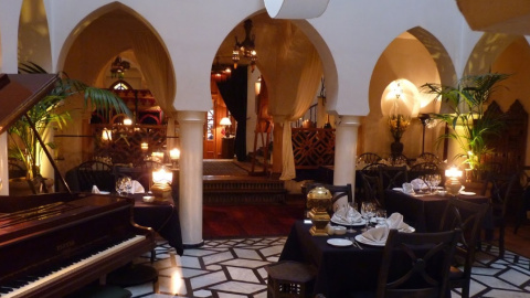 Fotografía del interior de un restaurante de Casablanca, Marruecos.  /Café de Risk