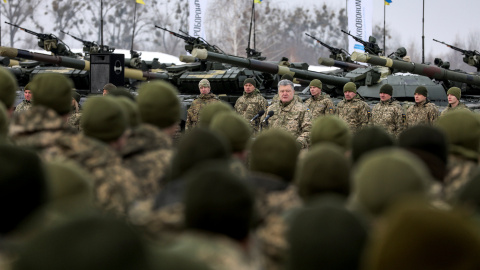 El presidente ucraniano Petró Poroshenko, durante una ceremonia militar.- Mikhail Palinchak/ GABINETE DE PRENSA DEL GOBIERNO UCRANIANO