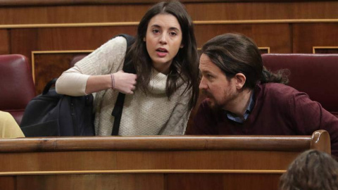 Los diputados de Podemos Pablo Iglesias,d., e Irene Montero en el Pleno del Congreso. | ZIPI (EFE)