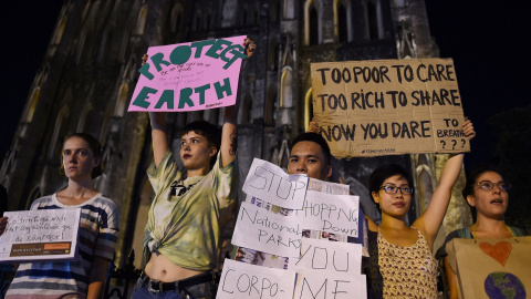 Activistas durante una manifestación como parte de la semana de huelga climática global, en Hanoi, a 27 de septiembre de 2019.