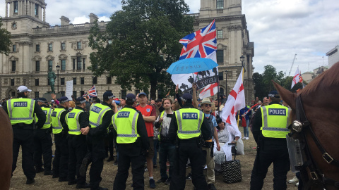 Varios hooligans increpan a agentes de Policía durante una manifestación de contrarios y partidarios del brexit en Londres. /CRISTINA CASERO