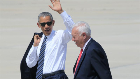 El presidente de EEUU, Barack Obama (i), acompañado por el ministro de Asuntos Exteriores en funciones, José Manuel García-Margallo (d), saluda en la base aérea de Torrejón de Ardoz (Madrid) antes de partir hacia la base naval de Rota, en C