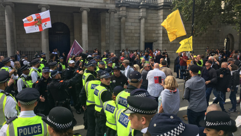 Varios hooligans increpan a agentes de Policía durante una manifestación de contrarios y partidarios del brexit en Londres. /CRISTINA CASERO