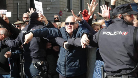 Miles de jubilados, que secundan una concentración en defensa del sistema público de pensiones, han cortado hoy la Carrera de San Jerónimo en Madrid cerrando así el acceso al Congreso de los Diputados desde la Plaza de Neptuno hasta la call