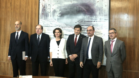 La ministra de Transición Ecológica, Teresa Ribera, y los secretarios de Estado de Energía y de Medio Ambiente, con los  presidentes de Asturias, Javier Fernández, Aragón, Javier Lambán, y Castilla y León, Juan Vicente Herrera. E.P.