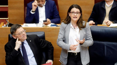 La vicepresidenta del Consell, Mónica Oltra, junto al president de la Generalitat, Ximo Puig, durante la sesión de control en el pleno de Les Corts. EFE/Kai Försterling