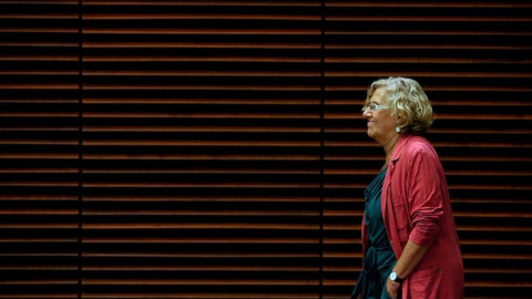 La alcaldesa de Madrid, Manuela Carmena, durante el encuentro que ha mantenido con niños saharauis, esta tarde en el Ayuntamiento de Madrid. EFE/JuanJo Martin