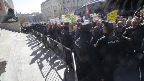 Miles de jubilados, que secundan una concentración en defensa del sistema público de pensiones, han cortado la Carrera de San Jerónimo en Madrid cerrando así el acceso al Congreso de los Diputados. EFE/ Zipi