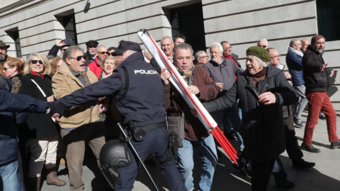 Miles de jubilados, que secundan una concentración en defensa del sistema público de pensiones, han cortado la Carrera de San Jerónimo en Madrid cerrando así el acceso al Congreso de los Diputados. EFE/ Zipi