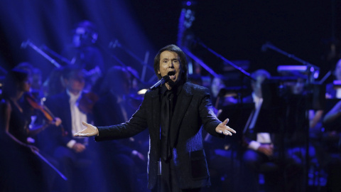 Raphael, durante su actuación en el Teatro Real de Madrid./ EFE/ KIKO HUESCA