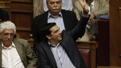 El primer ministro griego, Alexis Tsipras, asiste hoy, miércoles 22 de julio de 2015, a una sesión parlamentaria en Atenas (Grecia). Grecia y sus acreedores iniciaron nuevas negociaciones de rescate con el objetivo de llegar a un acuerdo a 