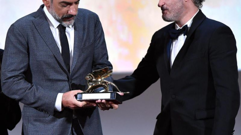 El actor Joaquin Phoenix junto al director Todd Phillips con el León de Oro del Festival de Venecia por la película 'Joker'. /EFE