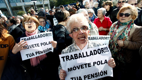 Manifestación del Movimiento Gallego por la Defensa de las Pensiones Públicas, que convocó hoy una movilización en A Coruña para pedir al Gobierno que garantice la actualización de las pagas según el coste de la vida e incrementar las mínim