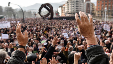 Miles de jubilados y pensionistas, convocados por la plataforma de asociaciones de jubilados, viudas y pensionistas de Bizkaia, se han manifestado hoy por las calles de Bilbao. EFE/MIGUEL TOÑA