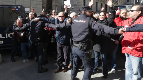 Manifestación de Madrid en la que han participado entre 3.000 y 4.000 pensionistas, según estimaciones policiales. EFE