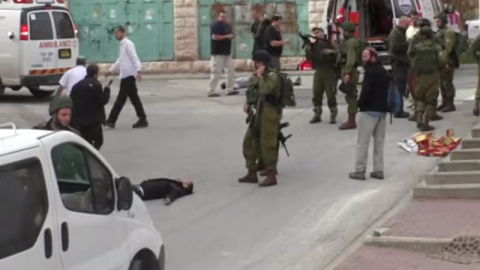 Captura del vídeo en el que se puede ver al soldado israelí rematando al palestino herido.