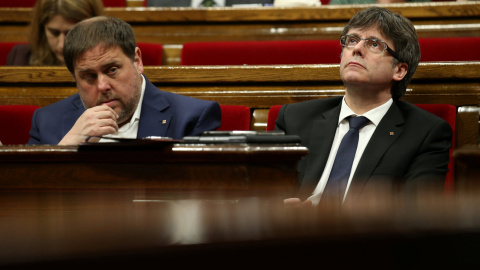 El president de la Generalitat, Carles Puigdemont, y el vicepresidente y responsable de Finanzas, Oriol Junqueras, durante el pleno del Parlament en el que se han votado los Presupuestos catalanes para 2017. REUTERS/Albert Gea