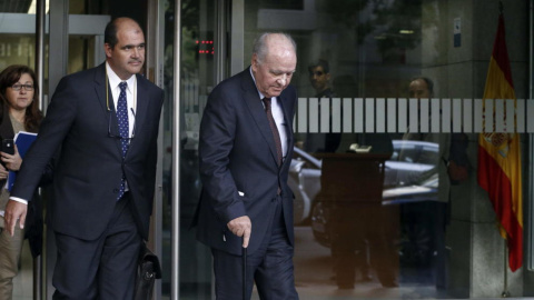 Carlos Sumarroca Coixet y su hijo Carlos Sumarroca Claverol saliendo de la Audiencia Nacional. (Efe)