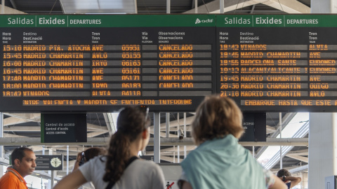 Un panel de viajes cancelados de la estación de ave Joaquín Sorolla, en València, a 13 de octubre de 2023.