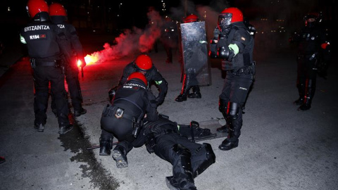 Agentes de la brigada móvil de la Ertzaintza atienden a un compañero herido. - EFE