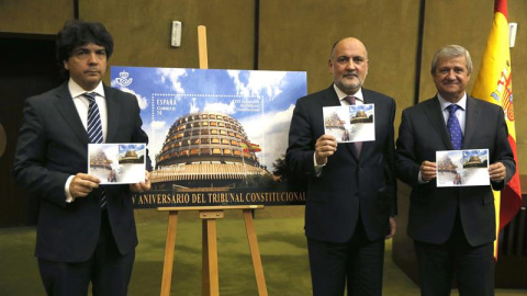 El presidente del Tribunal Constitucional, Francisco Pérez de los Cobos  el de Correos, Javier Cuesta y el subsecretario del Ministerio de Fomento, Mario Garcés, durante la presentación hoy del sello postal emitido con motivo del XXXV anive