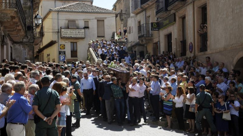 Compañeros de cuadrilla de Víctor Barrio a su salida de la iglesia de San Bartolomé de la localidad segoviana de Sepúlveda, donde ha tenido lugar el funeral por el torero que murió el pasado sábado en la plaza de toros de Teruel. EFE/Pablo 