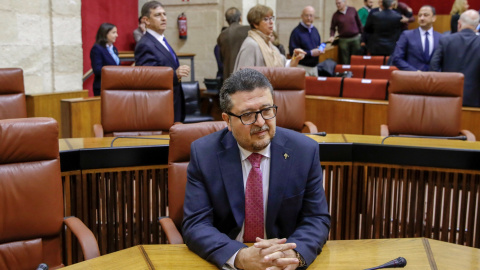 El juez en excedencia Francisco Serrano y cabeza de lista de Vox, en su escaño en el Parlamento de Andalucía al comienzo de la sesión constitutiva de la XI legislaturas. EFE/Julio Muñoz