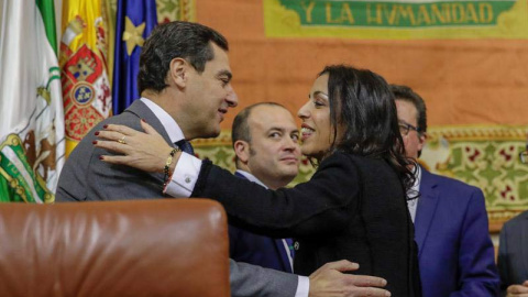 El líder andaluz del PP, Juanma Moreno, felicita a la nueva presidenta de la Cámara, la diputada almeriense de Ciudadanos, Marta Bosquet. (JULIO MUÑOZ | EFE)