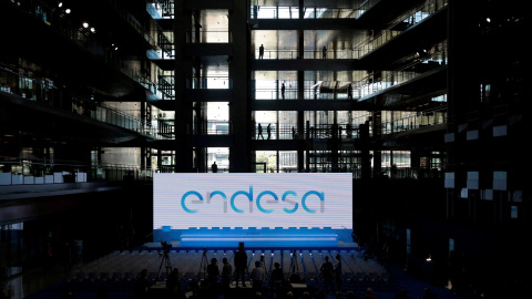 El logo de la eléctrica Endesa, en su sede en Madrid, en el escenario para la celebración de su junta de accionistas de 2016. REUTERS/Andrea Comas