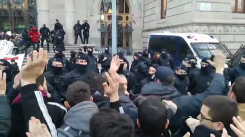 Independentistas se encadenan en las puertas del TSJC